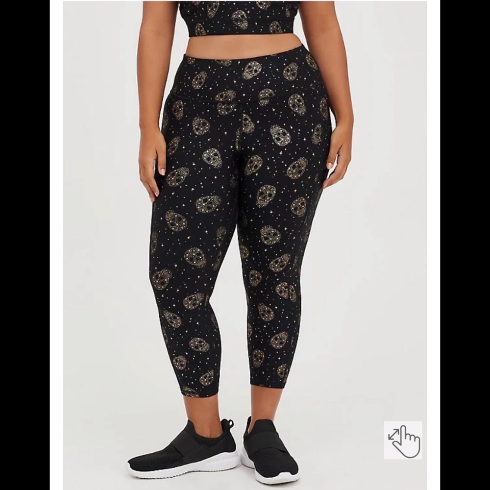 NWT TORRID Active Crop Leggings / Size 3X / Performance Core Star & Skull